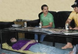 ماتت زوجته فحولها إلى طاوله في منزله