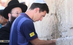 ميسي أمام حائط "البراق"