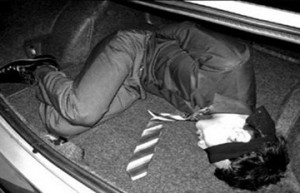 عصابة من 9 أفراد تختطف مواطنين بالصالحية