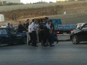 بالصور: مواطن يشهر " سيف " بوجه 3 من رجال شرطة السير في السلط