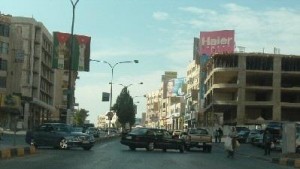 "الجاردنز" بلا كهرباء ..واصحاب المحلات في الشوارع