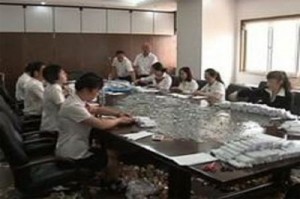 مواطنة صينية تستلم مكافأة نهاية الخدمة في 8 أكياس