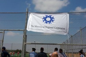 إربد .. وفد إسرائيلي زار الطيبة وافتتح مدرسة رياضية (صور)