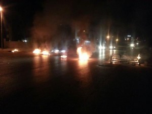 إغلاق "أبو السوس" بالإطارات المشتعلة