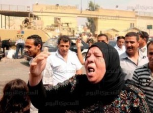 مصريات يستقبلن مبارك بالزغاريد