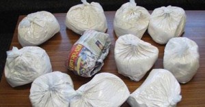 مكافحة المخدرات تداهم منزلين وتضبط 13 كيلو هيروين