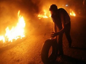 محتجون يضرمون النار في بلدية عين الباشا