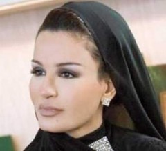 توفيق عكاشة يهدد الشيخة موزة بعرض صورها بالبكينى على قناة الفراعين