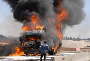 (3)مراكز دفاع مدني تشارك بإخماد حريق "تريلا إماراتية" داخل ساحة جمرك العمري