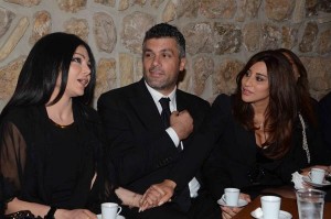 بالصور .. هكذا ودّعت نجوى كرم والدها