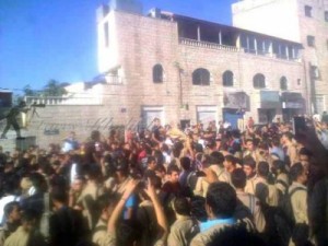 أسلحة بيضاء باحتجاج طلبة مدرسة على تعيين مديرا جديدا لهم