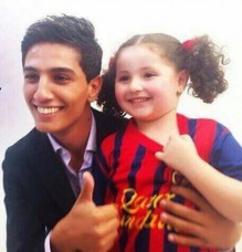 بالصور..الفنان محمد عساف يلاعب الأطفال في الأردن