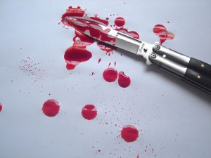 طعن شاب ورميه في حفرة .. واربعيني يطعن نفسه