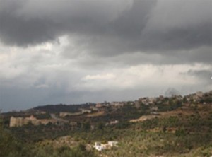 طقس غائم جزئيا وأمطار خفيفة حتى الثلاثاء