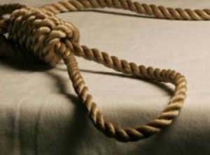 وجدوه معلقا على جدار منزله من رقبته .. انتحار شاب في البقعة