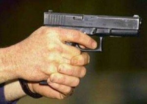 ذوو المصاب أضرموا النار بمنزل الفاعل .. إصابة شاب بطلق ناري اثر مشاجرة في المفرق