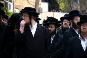 متطرفون يهود يستفزون المسلمين بشعائر تلموديةعلى باب الأقصى