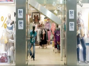 مواطنون يشكون ارتفاع أسعار الألبسة وتجار يؤكدون استقرارها