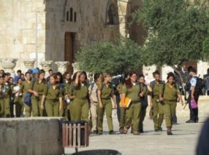 مجندات ومخابرات الاحتلال يقتحمون الأقصى