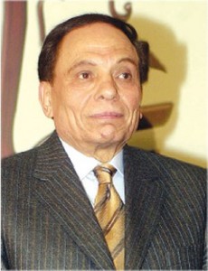 شاهد .. صورة نادرة لعادل إمام وأبنائه التقطت فى الثمانينيات