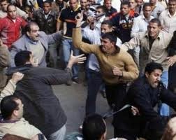 . اربد : حرق مركبة وتحطيم محال تجارية واطلاق عيارات نارية بمشاجرة في مجمع عمان