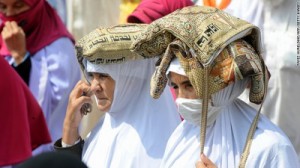 بالصور.. حجاج بيت الله يستعدون ليوم "التروية" في منى