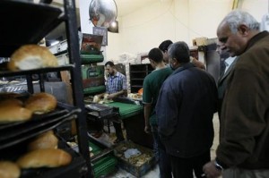 المخابز بالعيد إغلاق واكتظاظ.. والنقابة: تحملوا