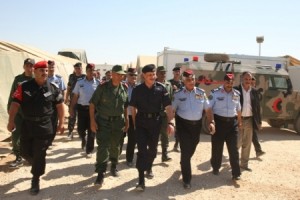 الطوالبة يقضي اول ايام العيد بين اللاجئين السوريين ..صورة