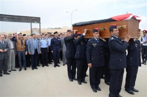 مندوباً عن الملك ونائبه ..الطوالبه يشيع جثمان مهيار