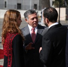 الملك يتحدث مع الامير علي والاميرة ايمان بعد القاءه خطاب العرش