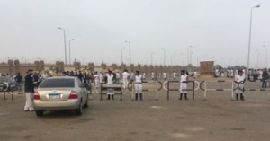 مرسي من داخل القفص: أنا الرئيس الشرعي لمصر.. والقاضى يصر على ارتداء مرسى زى الحبس .. محدث