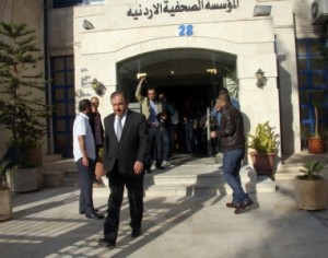 بالصور ..معتصمو الراي يطردون الساكت ويطالبون بتغيير تركيبة مجلس الادراة