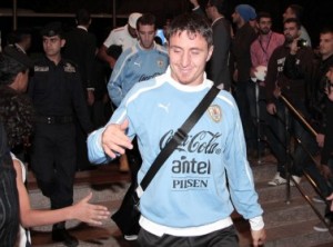 الأردنيون اكتفوا بمشاهدة حافلة الأوروغواي-صور