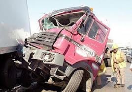 وفاة 3 اشخاص واصابة 2 بإصطدم شاحنتين بمركبة صغيرة في ام نوارة