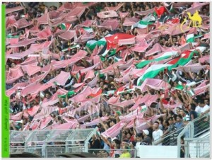 توافد الآف المواطنين دعماً لـ"النشامى" .. أزمة سير خانقة بمحيط المدينة الرياضية