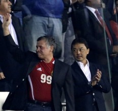 مين الزلمة الي جنب الملك ؟