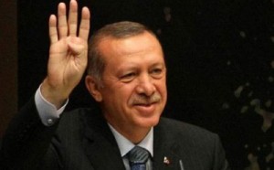 رد على طرد مصر سفيره بـ"شعار رابعة".