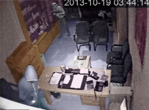 بالفيديو..كاميرات تصطاد 3 ملثمين يسرقون أسلحة في عمان وتبادل لإطلاق النار مع الشرطة