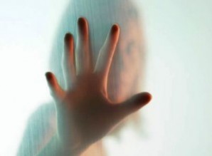 طبيب يعتدي جنسياً على مصابة بالسرطان في مستشفى خاص