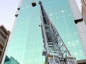 إصابة شخصين بسقوطهما عن طابق خامس في عمان