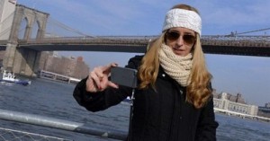 صورة : أكثر المواقف أنانية.. صوَّرته وهو ينتحر من دون مساعدته ( بتذكرك بمين؟؟ )