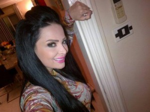 ديانا كرازون تثير الغضب في " حمام السباحة " .. صورة