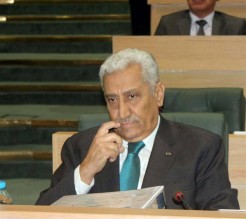 النسور يغادر مؤتمره الصحفي الى المطار بعد مشادة مع صحفيين..!