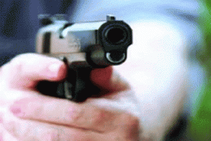 سائق يشهر مسدسا بمشاجرة على اولوية المرور في عمان