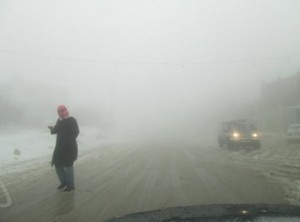 الطفيلة: إغلاق طريق لخطورته.. وإنقاذ 70 شخصا