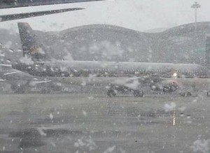 الطائرات بمواعيدها ..والثلج لم يصل المطار اليوم