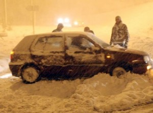 2774 محاصر تحت الثلوج والامطار