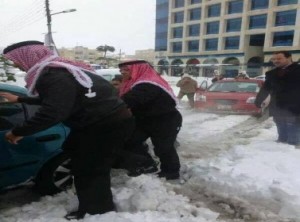 الملك يساعد بدفع مركبات عالقة في الجاردنز