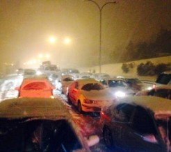 بسبب تكدس السيارات..وفاة طفلة تأخر إسعافها..!!