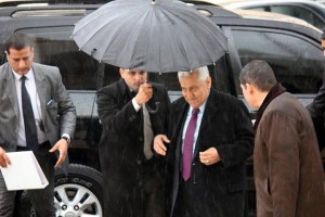 انتقاد حاد للنسور بسبب مرافق يحمل شمسية.. !!